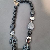 collana perle nere e pietre