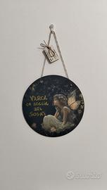 Targa decorativa con fata – realizzata a mano
