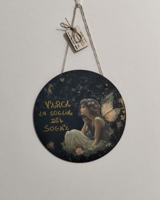 Targa decorativa con fata – realizzata a mano
