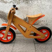 Bicicletta in legno senza pedali