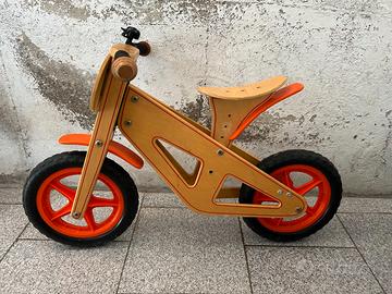 Bicicletta in legno senza pedali
