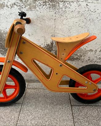Bicicletta in legno senza pedali