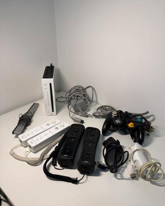 Nintendo Wii - 4 Wii Remote + 2 Nunchuk + GameCube