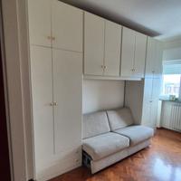 Armadio a ponte e divano letto