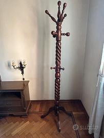 Attaccapanni in legno stile antico.