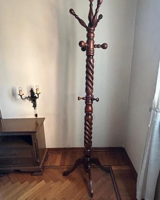Attaccapanni in legno stile antico.