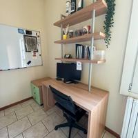 Scrivania con mensole e cassettiera