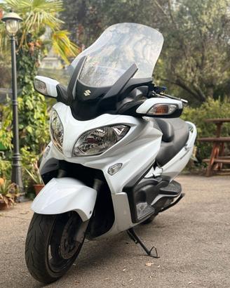 Suzuki Burgman 650 -----------