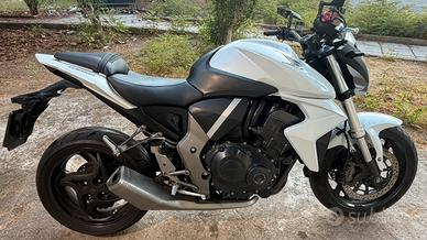 Honda CB1000R anno 2009, colore bianco