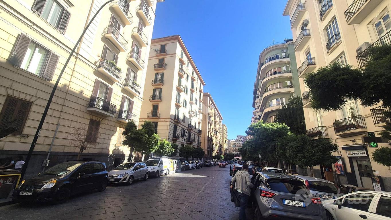 NEGOZIO A NAPOLI - Vista 5