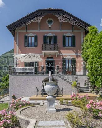 Villa di 320 m² con più di 5 locali e box auto a D