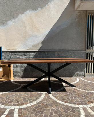 Tavolo da pranzo in legno e resina
