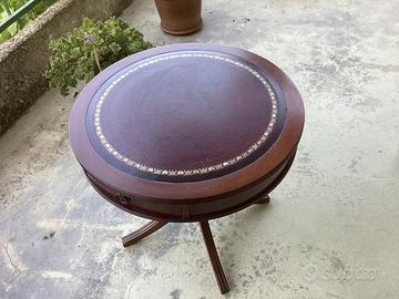 Tavolino in legno massiccio con inserto in pelle.