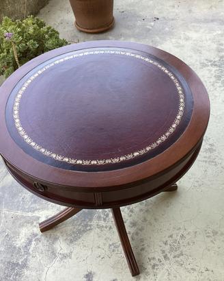 Tavolino in legno massiccio con inserto in pelle.