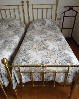 Due letti singoli in ottone