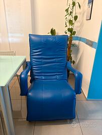 poltrona di pelle blu
