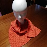 Sciarpa color corallo lavorata ai ferri. 