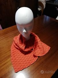 Sciarpa color corallo lavorata ai ferri. 