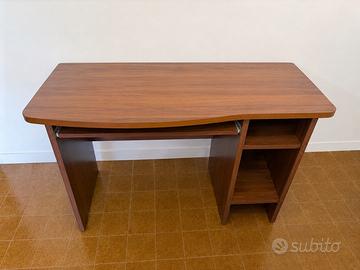 Scrivania porta PC con ripiano tastiera e mensole