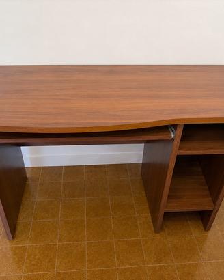 Scrivania porta PC con ripiano tastiera e mensole