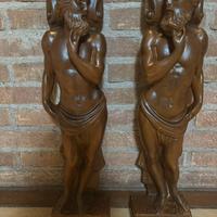 Statue in legno intagliato