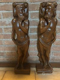 Statue in legno intagliato