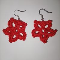 
Orecchini all’uncinetto a fiore rossi – a mano