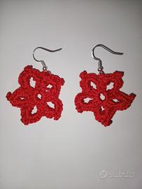 
Orecchini all’uncinetto a fiore rossi – a mano