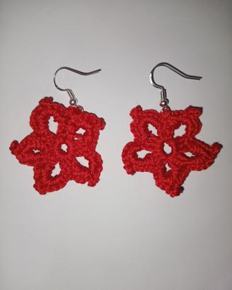 
Orecchini all’uncinetto a fiore rossi – a mano