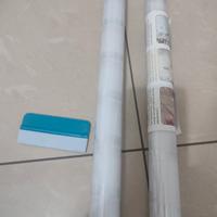 vetrofania adesiva con spatola 