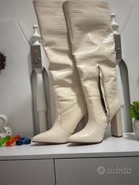 Stivali da donna alti beige effetto coccodrillo
