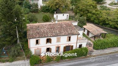 Villa di 320 m² con più di 5 locali a Acqualagna