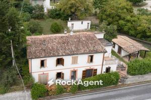 Villa di 320 m² con più di 5 locali a Acqualagna