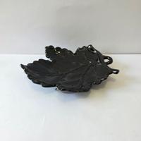 Posacenere in ceramica nera a forma di foglia