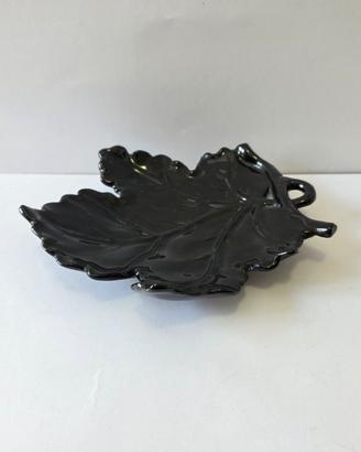 Posacenere in ceramica nera a forma di foglia
