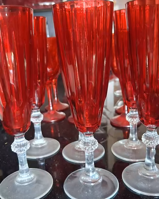 bicchieri da Martini, e bicchieri rossi