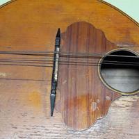 STRUMENTO MUSICALE A CORDE (MANDOLA)