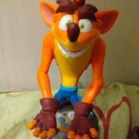 STATUA CRASH BANDICOOT APPOGGIA CONTROLLER