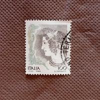 Francobollo 100 lire (La donna nell'arte)