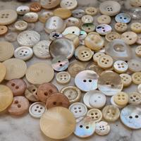 Lotto di bottoni vari perlati