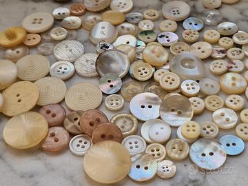 Lotto di bottoni vari perlati