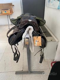 SELLE DA CAVALLO + CASSETTA KIT PULIZIA