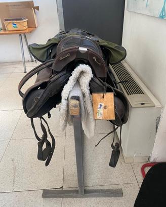 SELLE DA CAVALLO + CASSETTA KIT PULIZIA
