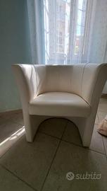 Poltrona moderna in ecopelle chiara
