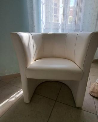 Poltrona moderna in ecopelle chiara