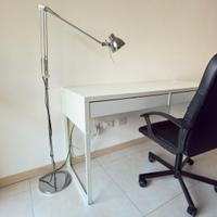 Scrivania, sedia e lampada