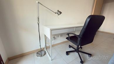 Scrivania, sedia e lampada