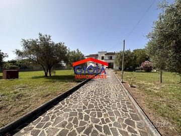 Villa di 680 m² con più di 5 locali e box auto a C