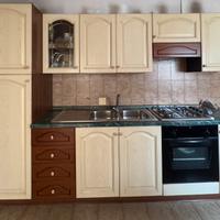 Cucina lineare classica con tavolo