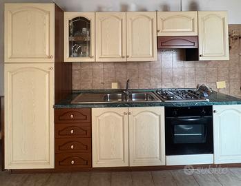 Cucina lineare classica con tavolo